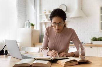 Aumenta el desempleo femenino en Chile: ¿Qué cursos ofrece el Sence a mujeres que quieran emprender?