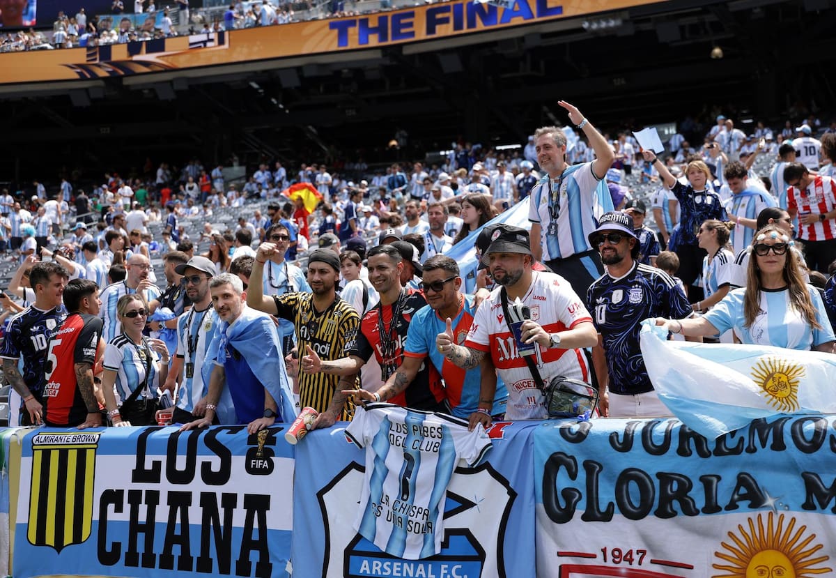 Hinchas argentinos en el Metlife Stadium. Foto: EFE.