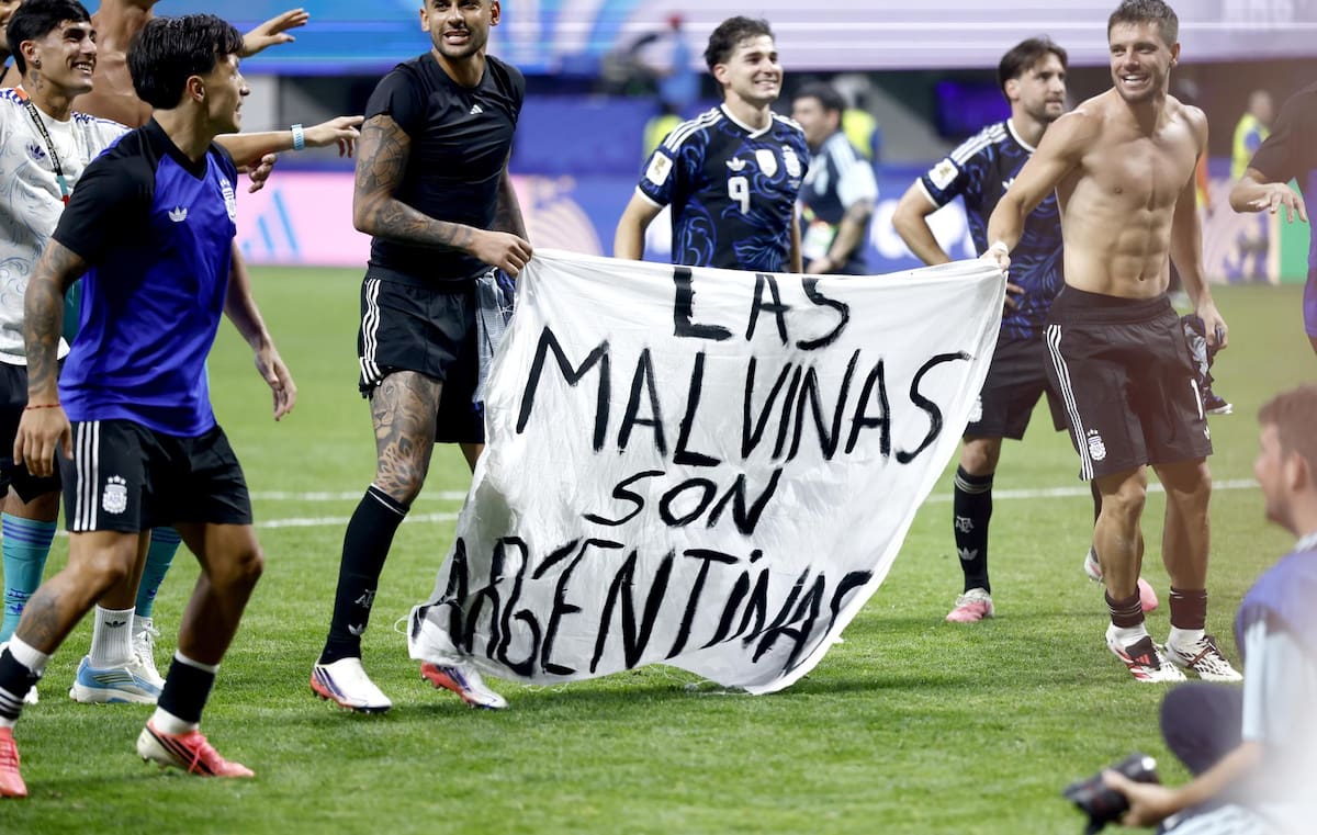 Jugadores argentinos con un cartel alusivo a las Islas Malvinas. Foto: EFE.