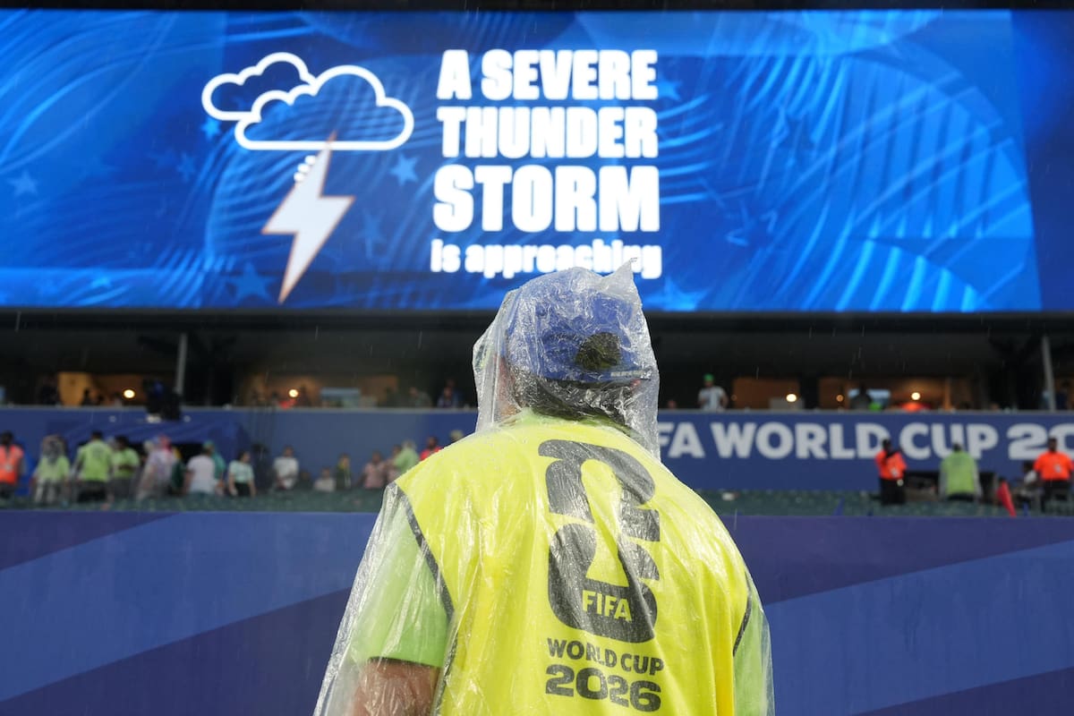 España y Uruguay puede ser suspendido por posible tormenta eléctrica. Foto: EFE/ Ángel Colmenares