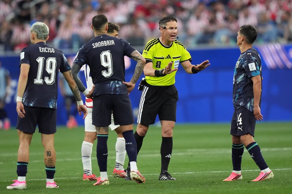 El VAR aplicó el nuevo reglamento. Foto: EFE.