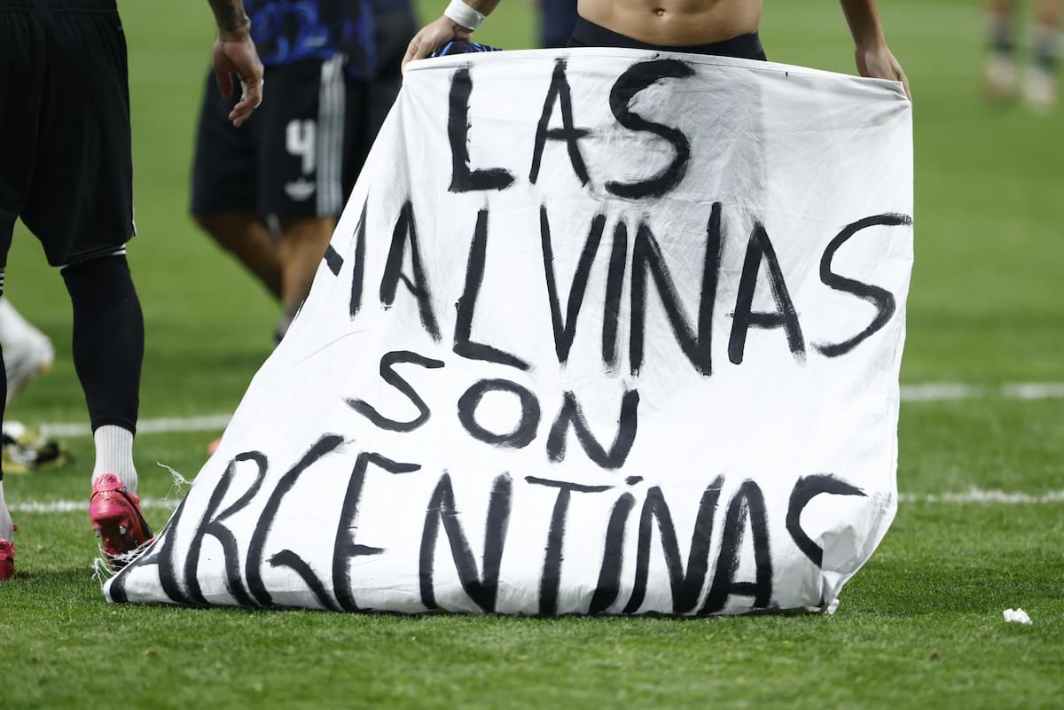 El cartel de la discordia desplegado por los argentinos. Foto: EFE.