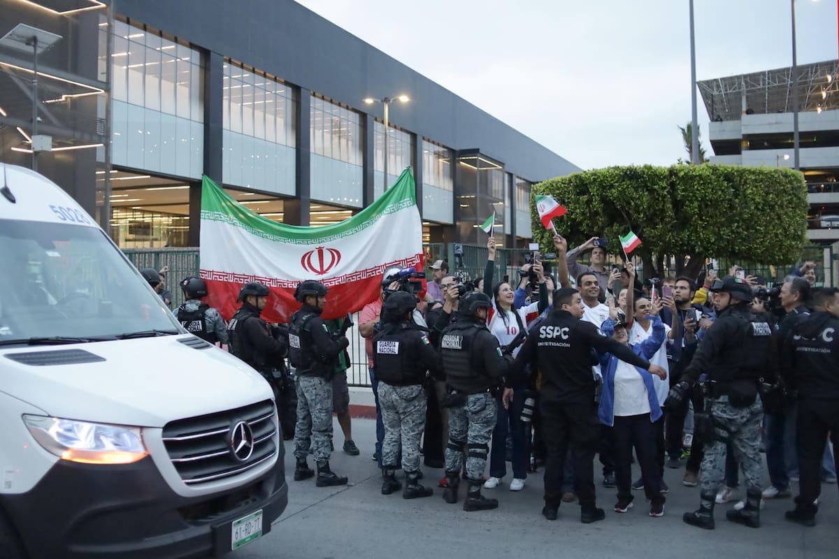 Hinchas iraníes esperaron a su selección en Tijuana. EFE