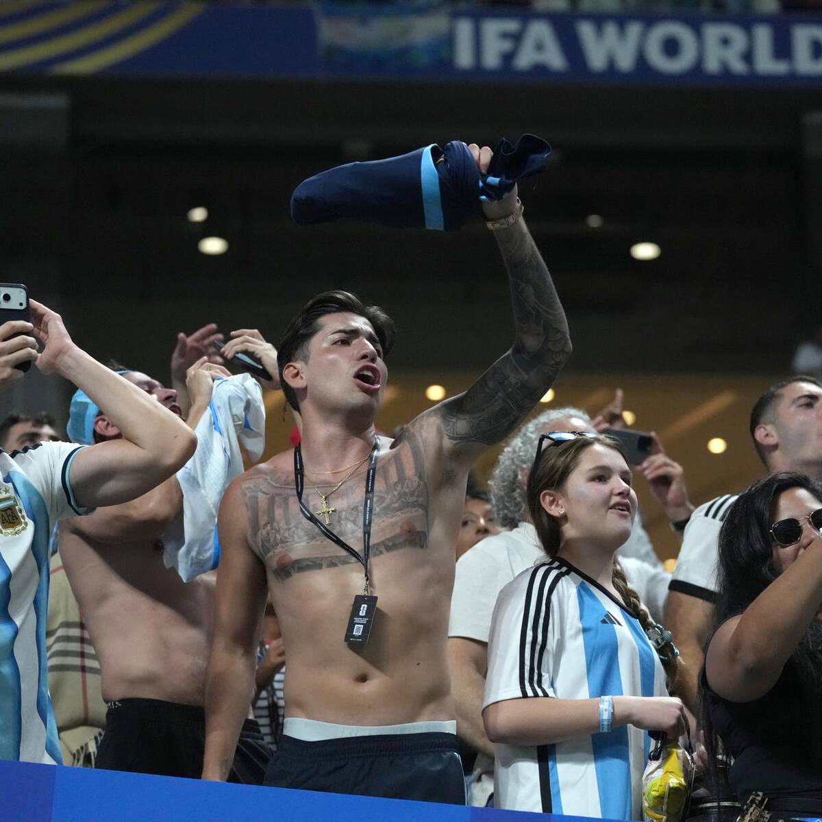 VIDEO | El colmo: se “consiguió” una guagua para poder entrar al estadio a ver a Argentina ante Inglaterra