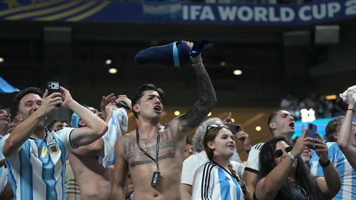 VIDEO | El colmo: se “consiguió” una guagua para poder entrar al estadio a ver a Argentina ante Inglaterra