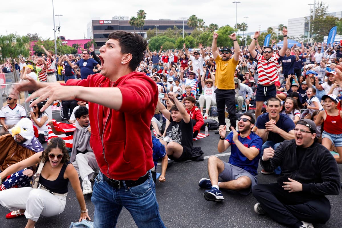 Un partido de la Copa del Mundo en un Fan Zone. Foto: EFE.