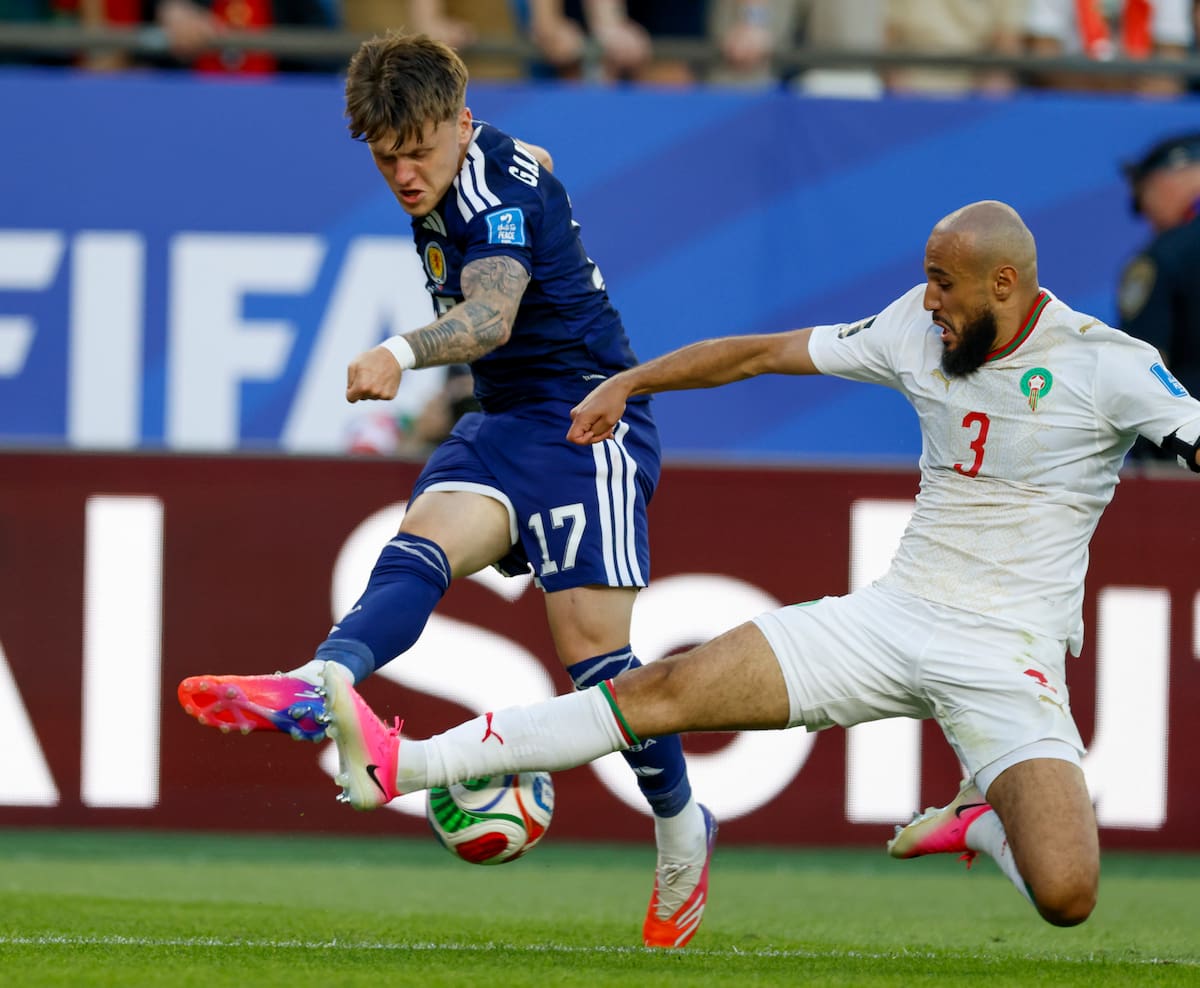 Noussair Mazraoui (derecha) en la Selección de Marruecos (EFE).
