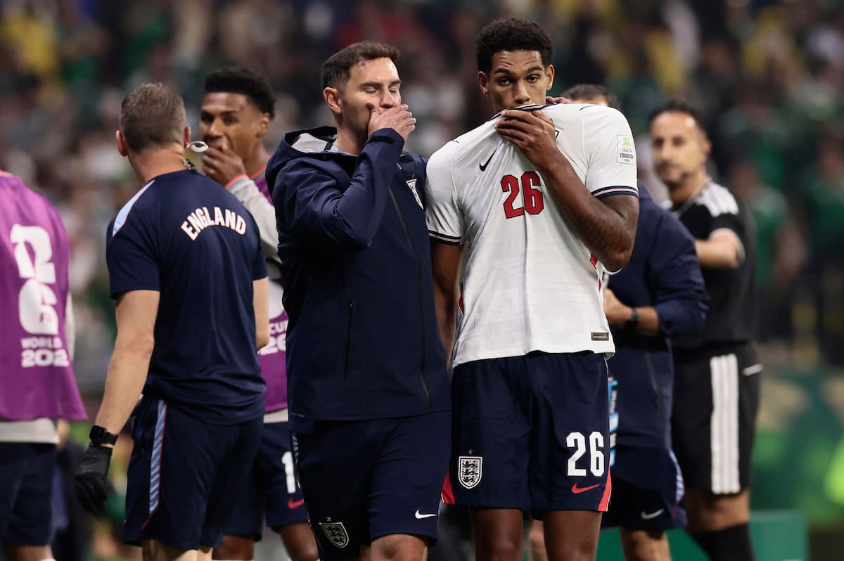 Jarrell Quansah se perderá dos partidos tras su expulsión ante México. Foto: EFE.