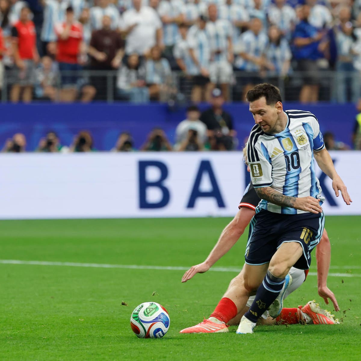 Argentina vence a Austria y pasa de ronda en tarde histórica de Lionel Messi