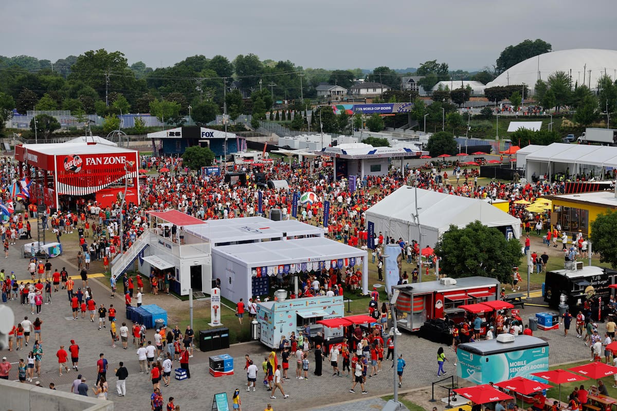 El Fan Fest, un lugar que la FIFA destina en cada ciudad sede para que se reúnan los hinchas para ver los partidos proyectados en pantallas gigantes. Foto: EFE.