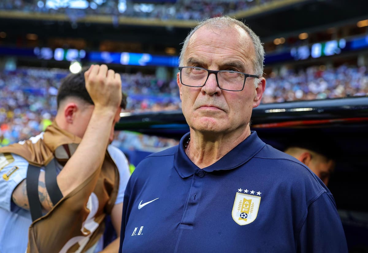 Bielsa repite una medida de su adiós a Chile tras el fracaso de Uruguay en el Mundial 2026. EFE.