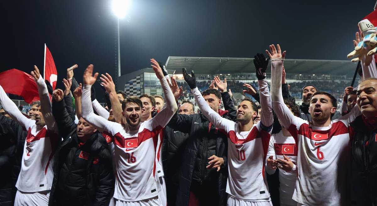 Turquía le ganó a Kosovo en el repechaje europeo. EFE