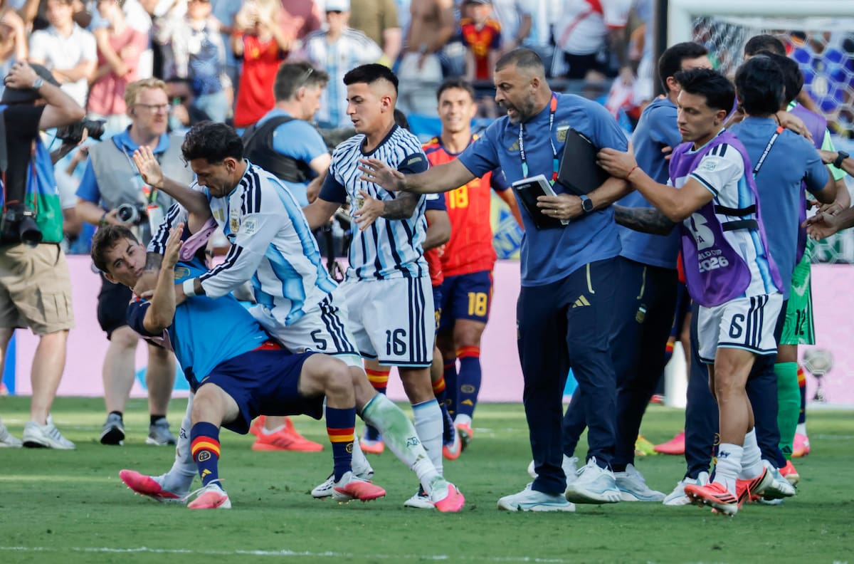 Inentendible: La FIFA se hizo la loca y no tomó medidas disciplinarias contra Leandro Paredes