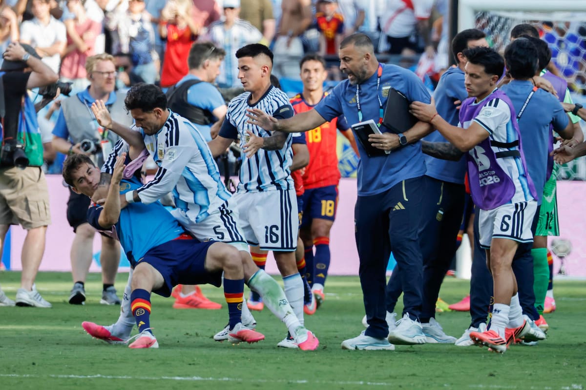 La gresca protagonizada por Leandro Paredes en la final ante España. Foto: EFE.
