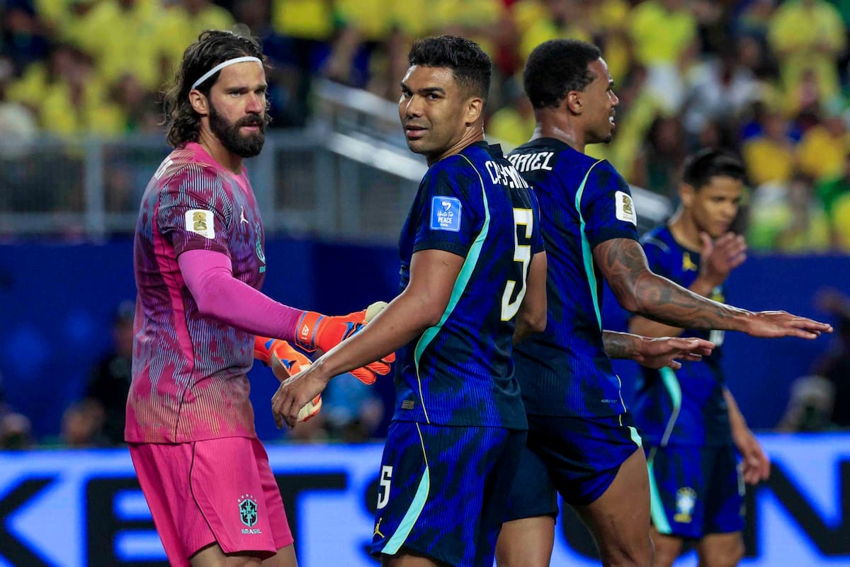 Casemiro, en la foto junto a Alisson Becker tras la victoria sobre Haití, tiene todo acordado para llegar al Inter Miami. Foto: EFE.