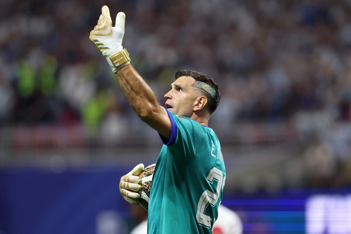 Emiliano Dibu Martínez, en a victoria de Argentina sobre Inglaterra. Foto: EFE.