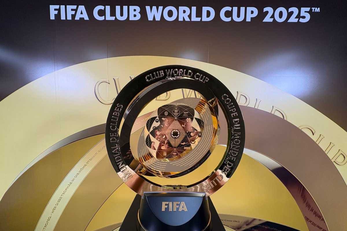 trofeo de la cita disputada en 2025. Foto: EFE.