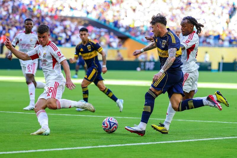 Con Carlos Palacios como titular, Boca Juniors igualó 2-2 con Benfica en el Hard Rock Stadium de Miami. Foto: EFE.