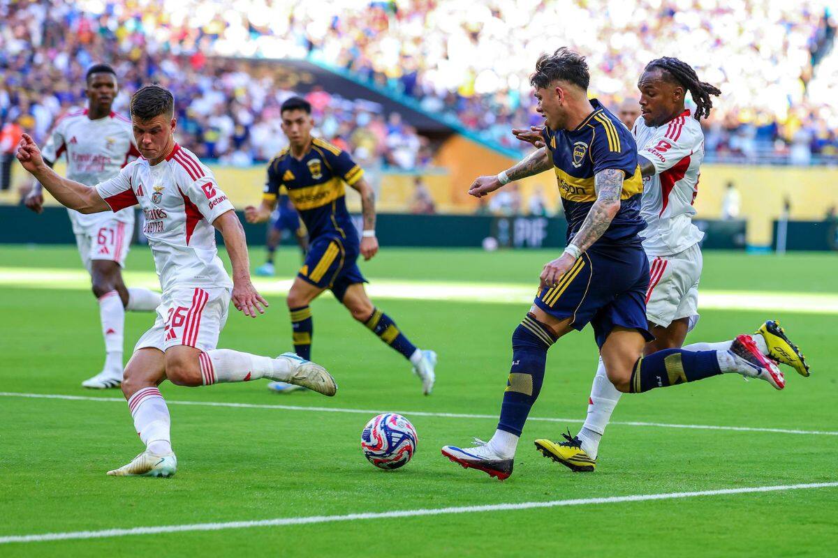 Con Carlos Palacios como titular, Boca Juniors igualó 2-2 con Benfica en el Hard Rock Stadium de Miami. Foto: EFE.