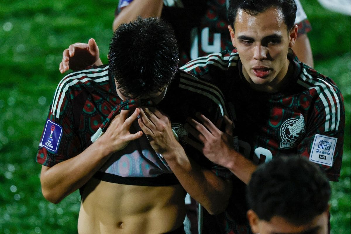 Los jugadores de México dejan la cancha con tristeza tras perder con Argentina en los cuartos de final. Foto: Agencia Aton.