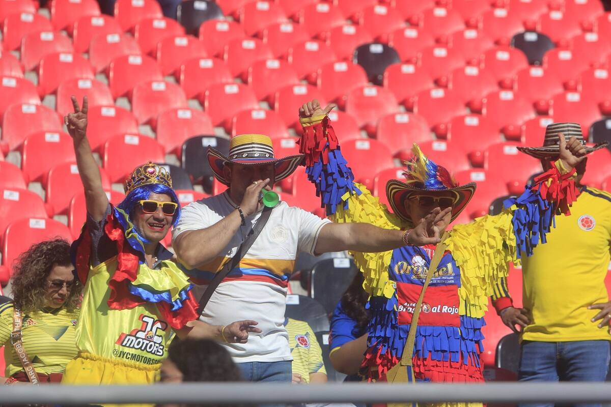 Los colombianos en Chile acompañaron en buen número a su selección en Talca. Agencia Aton