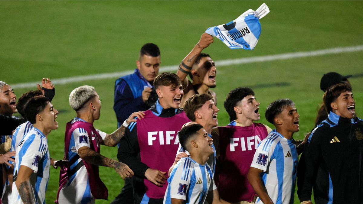 VIDEO | Burlescos: argentinos salen del Estadio Nacional con música del Chavo del 8