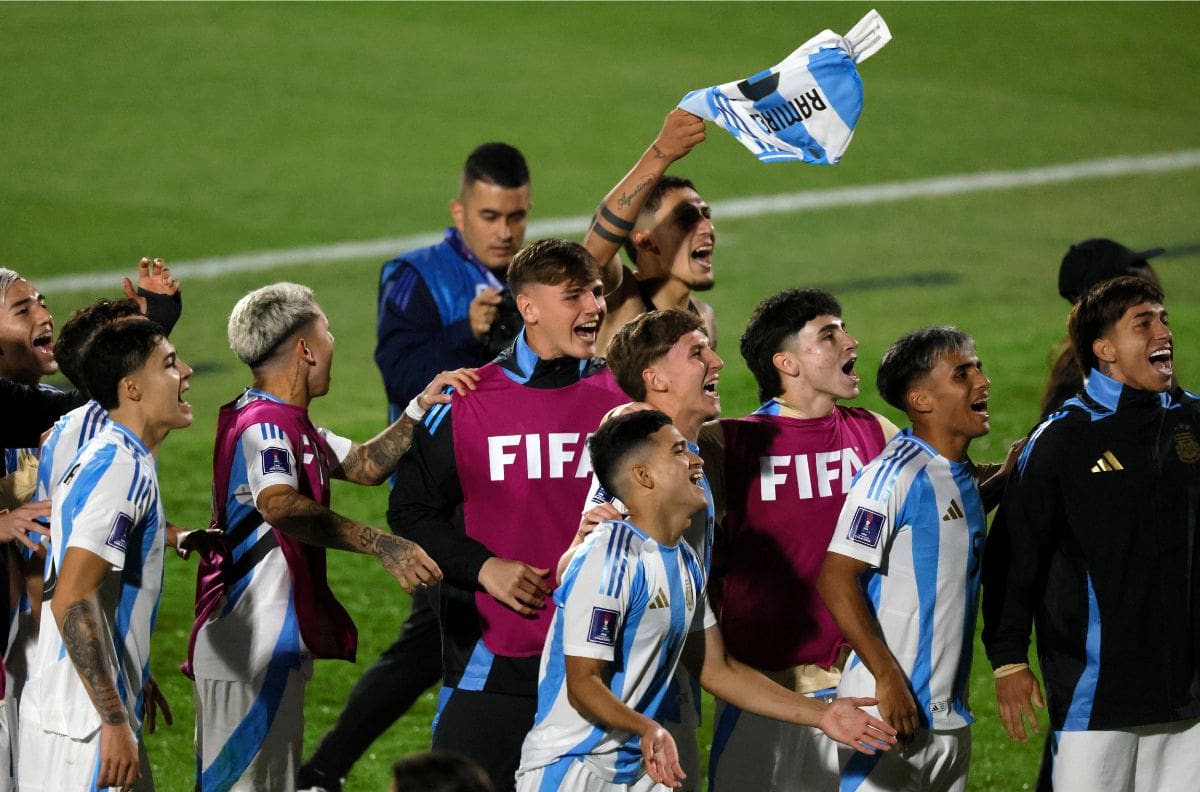 VIDEO | Burlescos: argentinos salen del Estadio Nacional con música del Chavo del 8