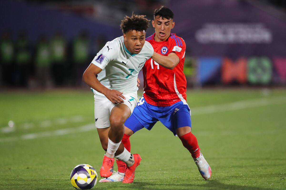 El jugador de Nueva Zelanda, Luke Brooke-Smith, disputa el balon con Lautaro Millan de Chile. Foto: Agencia ATON.