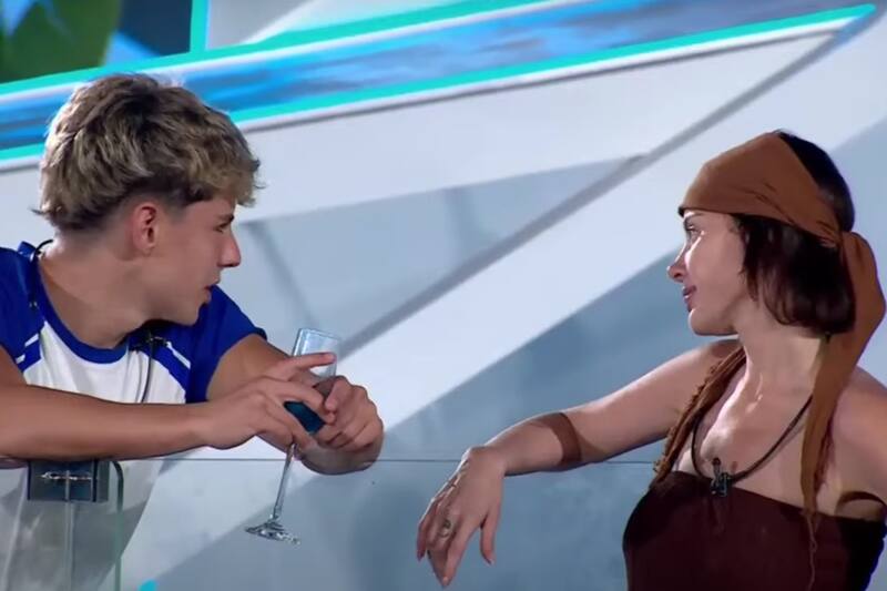 Diego e Ignacia conversando de una manera bastante cercana.