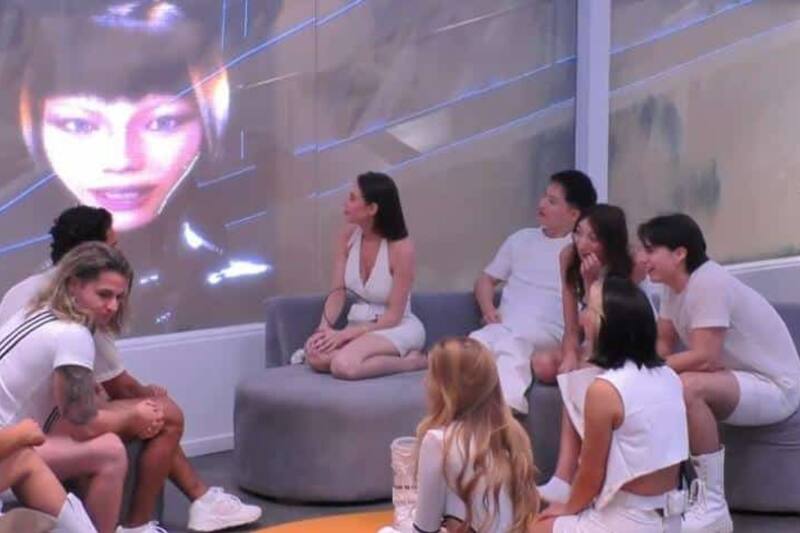 despide a polémico participante.