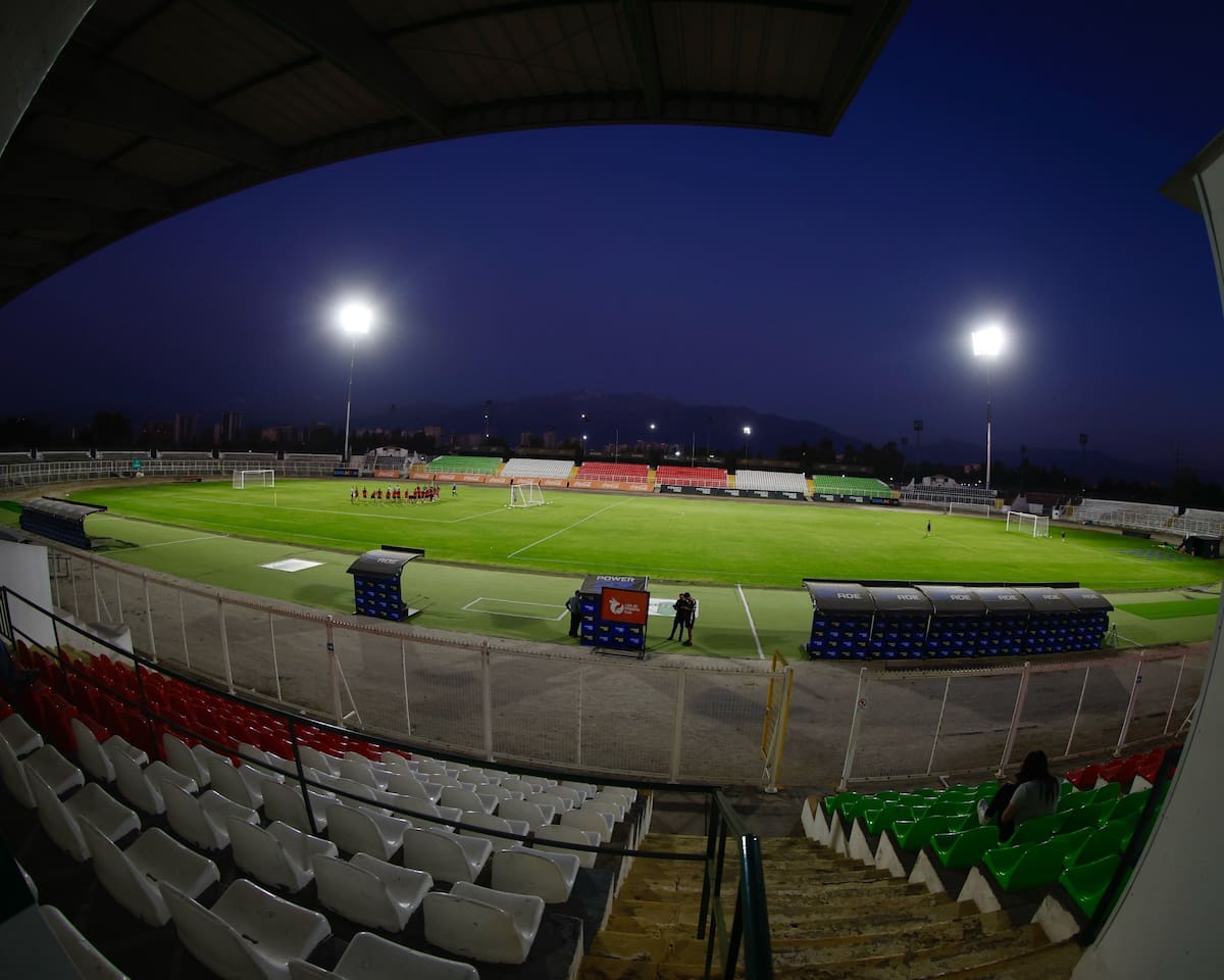 Así se ve el estadio con la nueva iluminación y que será histórico para los árabes. Foto: @CDPalestinoSADP