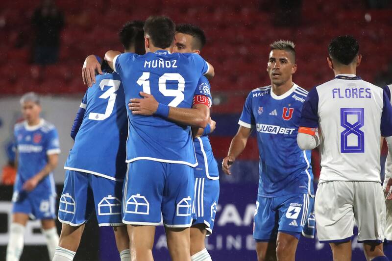 Jugadores de la U festejan el triunfo sobre Puente Alto.
