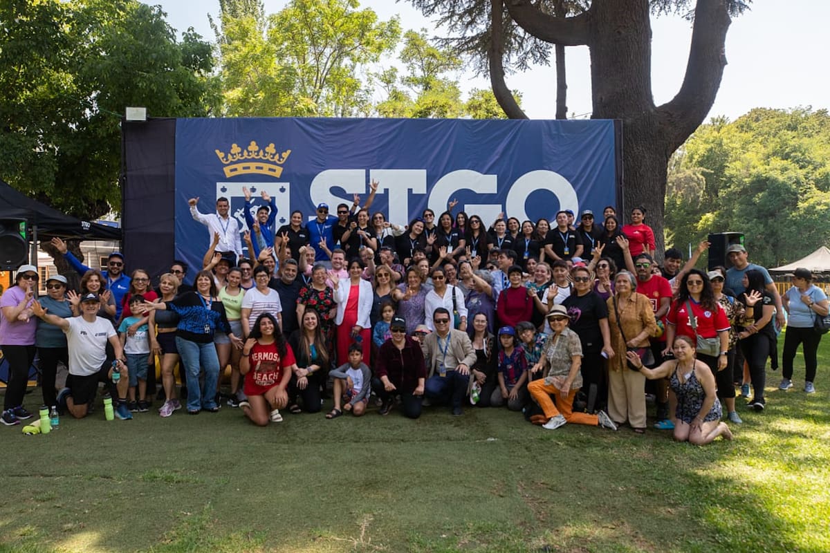 La apertura de la piscina fue celebrada por los asistentes.
Foto: munistgo.cl