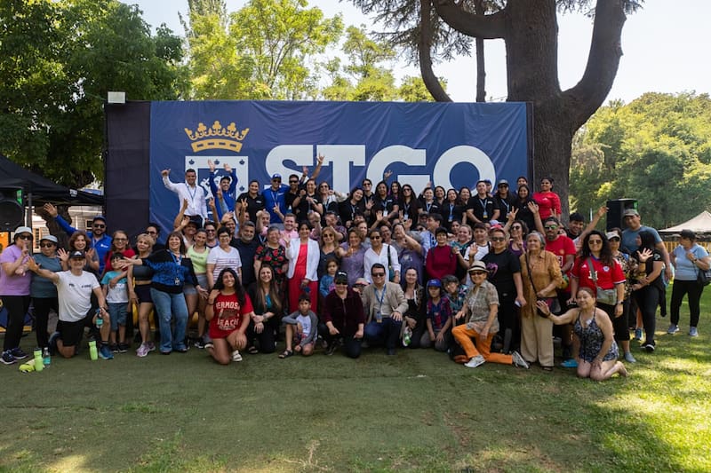 La apertura de la piscina fue celebrada por los asistentes.
Foto: munistgo.cl