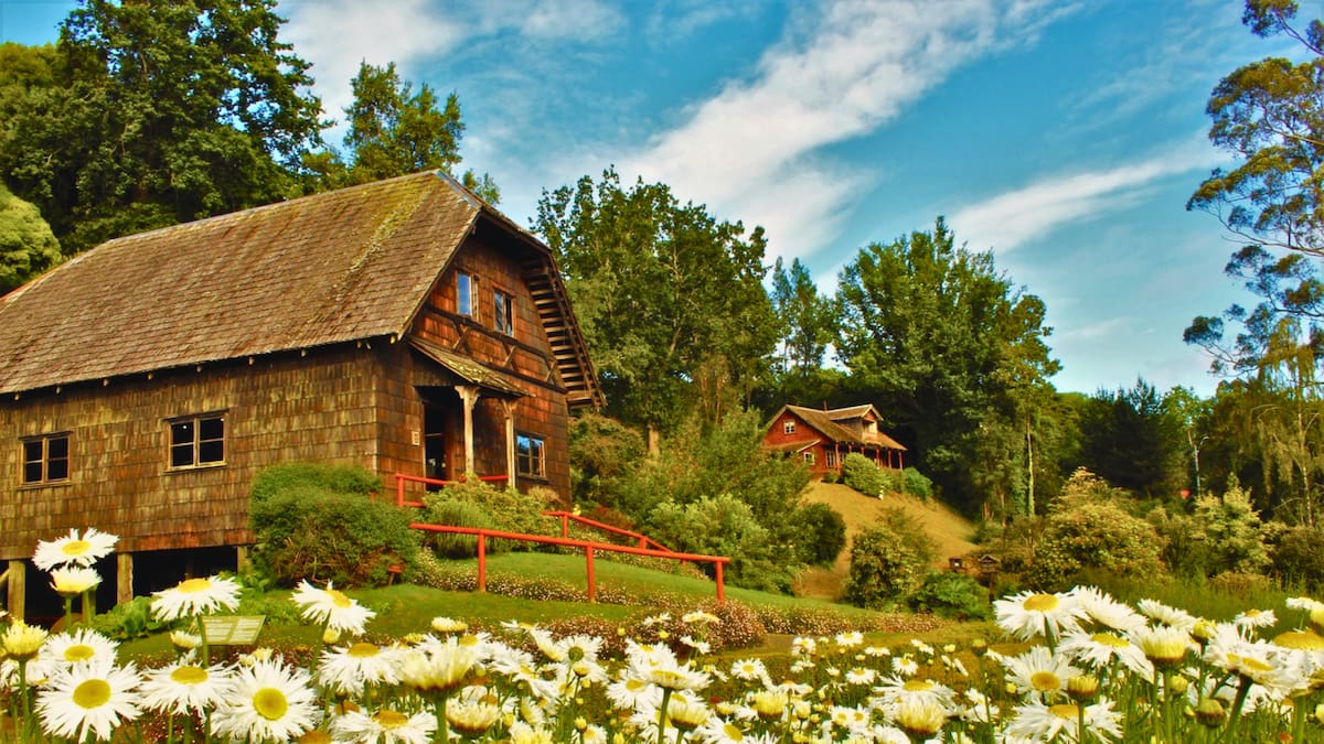 Un viaje al pasado en Frutillar: el museo al aire libre con historia alemana que encanta con sus jardines y vistas increíbles