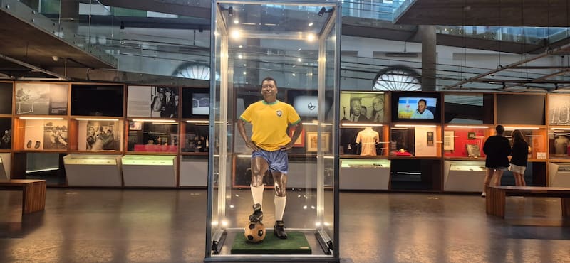 Nadie puede evitar no fotografiarse al lado de una figura a tamaño real de O'Rei. Foto: Danilo Díaz