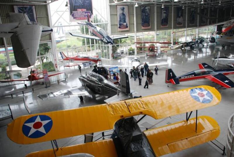 Una fascinante colección de aviones y objetos espaciales.