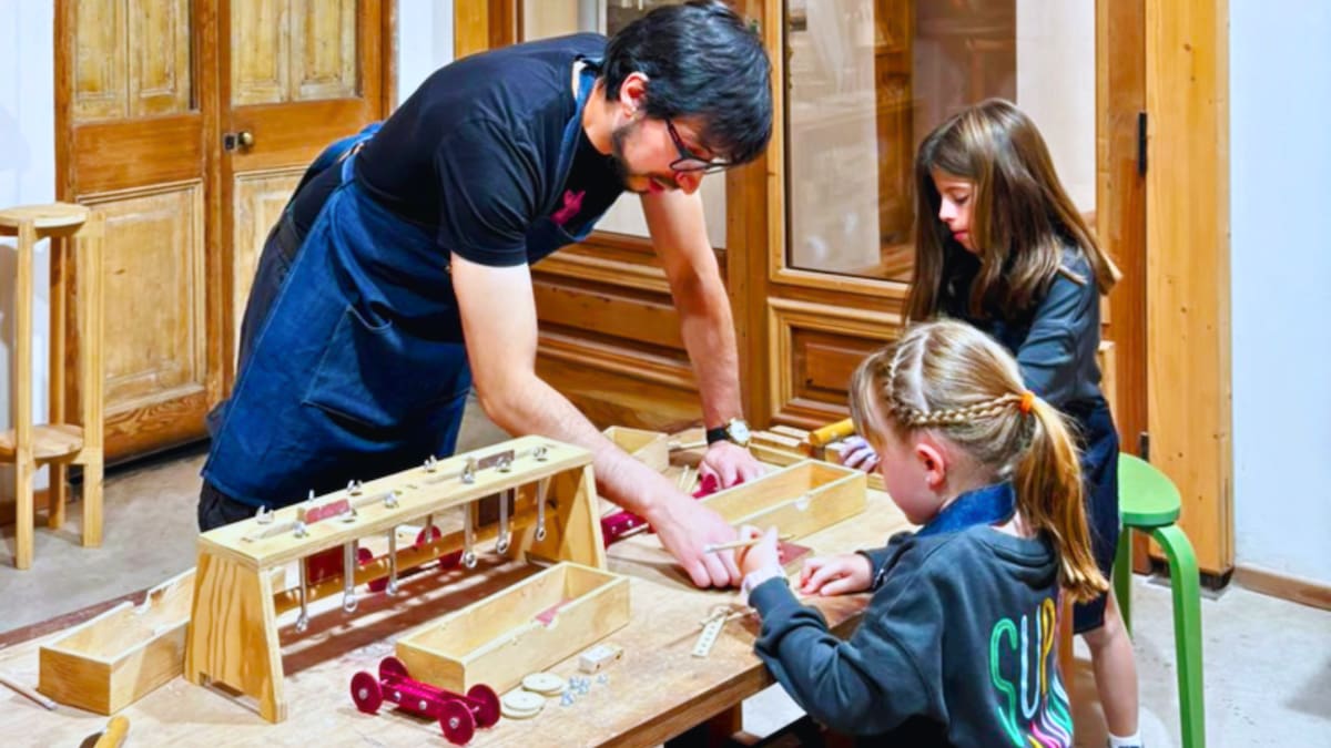De carpintería a serigrafía: el panorama en Santiago que invita a los niños a aprender creando sus propios juguetes