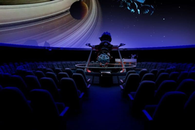 Estos son los 6 mejores recintos para visitar con niños y niñas en Santiago.
Créditos: Planetario Chile.