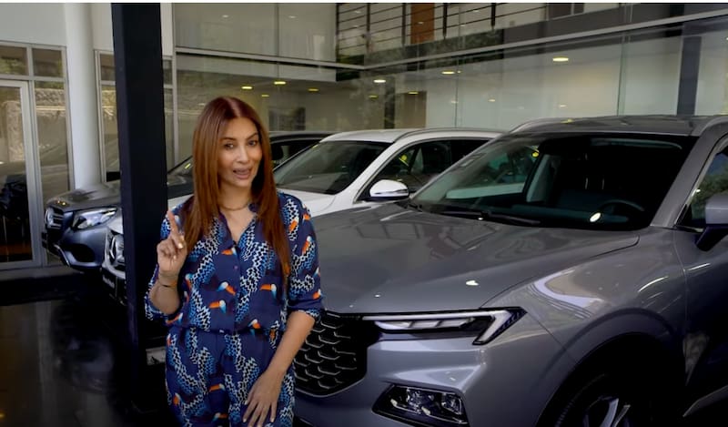 La cantante usa un vehículo marca Peugeot.