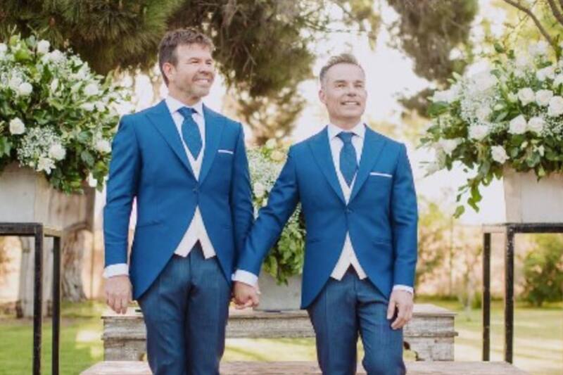 Nacho Gutiérrez posando junto a su esposo, Rodrigo.