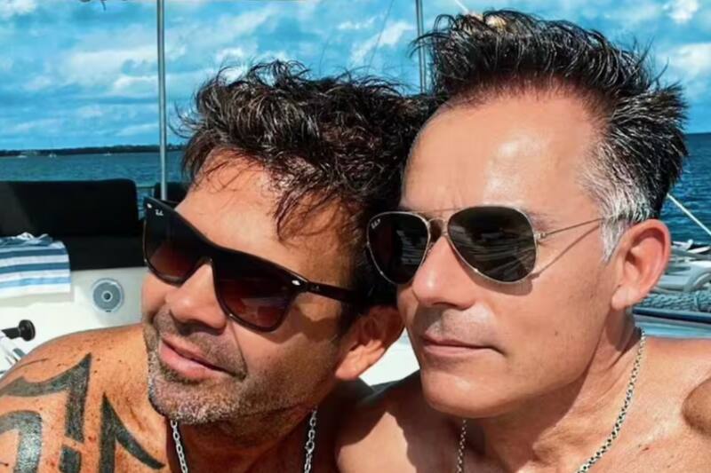 El periodista se encuentra junto a su esposo en increíble lugar por vacaciones.