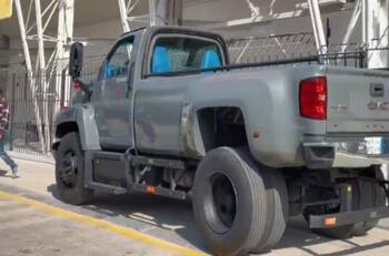 ¿Quería pasar piola? Llegó a entrenar en camioneta monstruosa de casi 200 millones de pesos