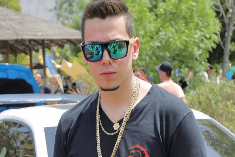 Nano Calderón se grabó con armar de guerra. Créditos: Instagram