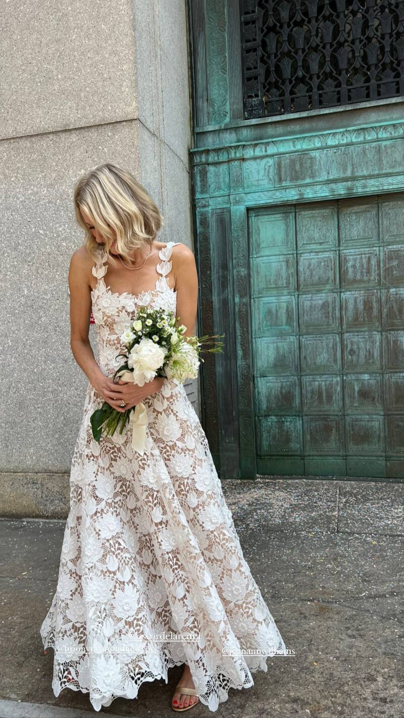 La actriz británica lució un original vestido de Oscar de la Renta para su boda con Billy Crudup.