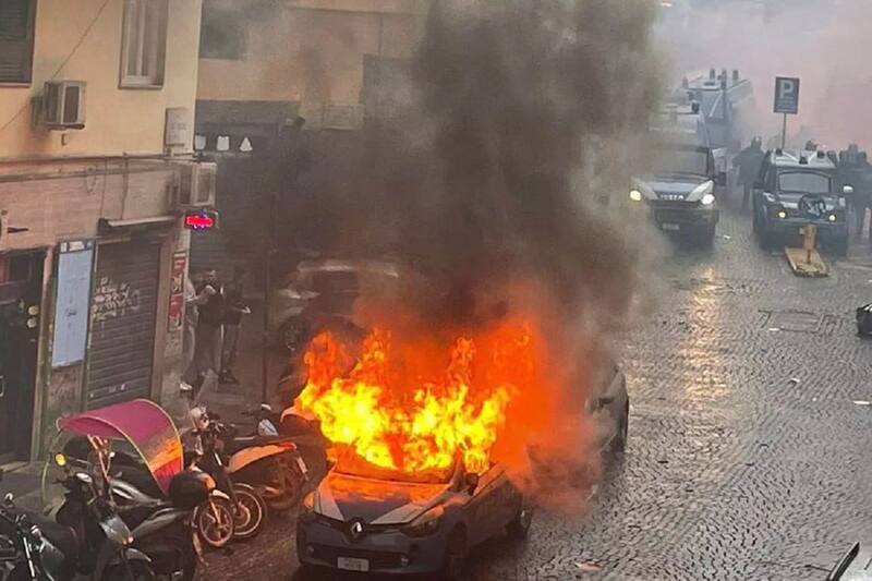 Serios incidentes de ultras de Napoli y Eintracht en la previa al partido de Copa de Campeones.