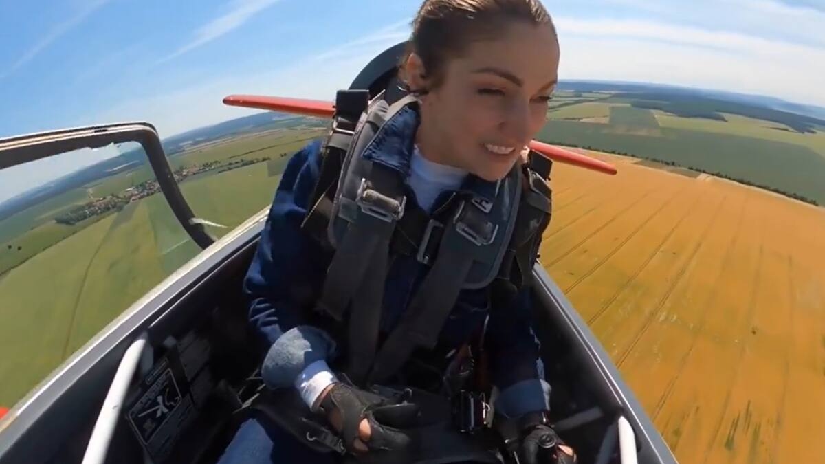 VIDEO | El infartante momento que vivió una piloto: Su capota se abrió en pleno vuelo