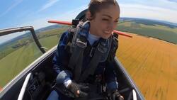 VIDEO | El infartante momento que vivió una piloto: Su capota se abrió en pleno vuelo