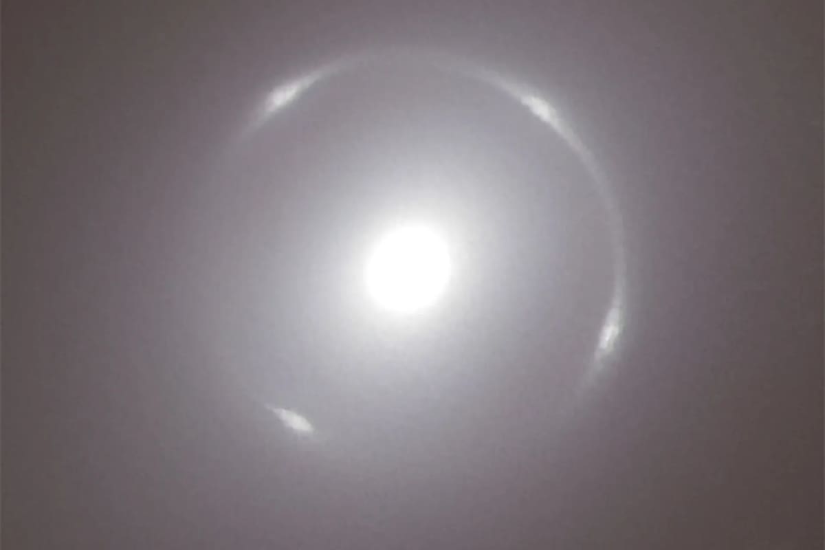 Así se ve la galaxia NGC 6505, con el anillo de Einstein aliniado con ella.
