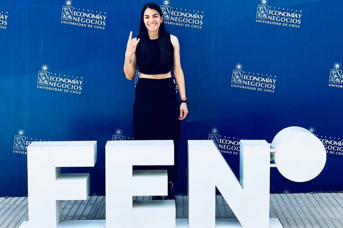 Natalia Campos entregó su tesis para egresar del postgrado de MBA de la Universidad de Chile. Foto: Prensa Universidad de Chile.